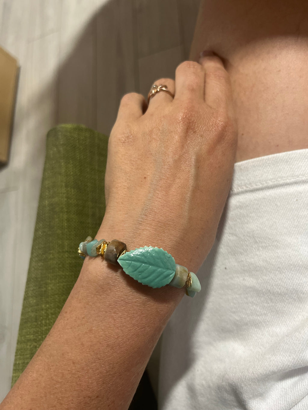 Bracelet avec amazonite et petite feuille verte en porcelaine.