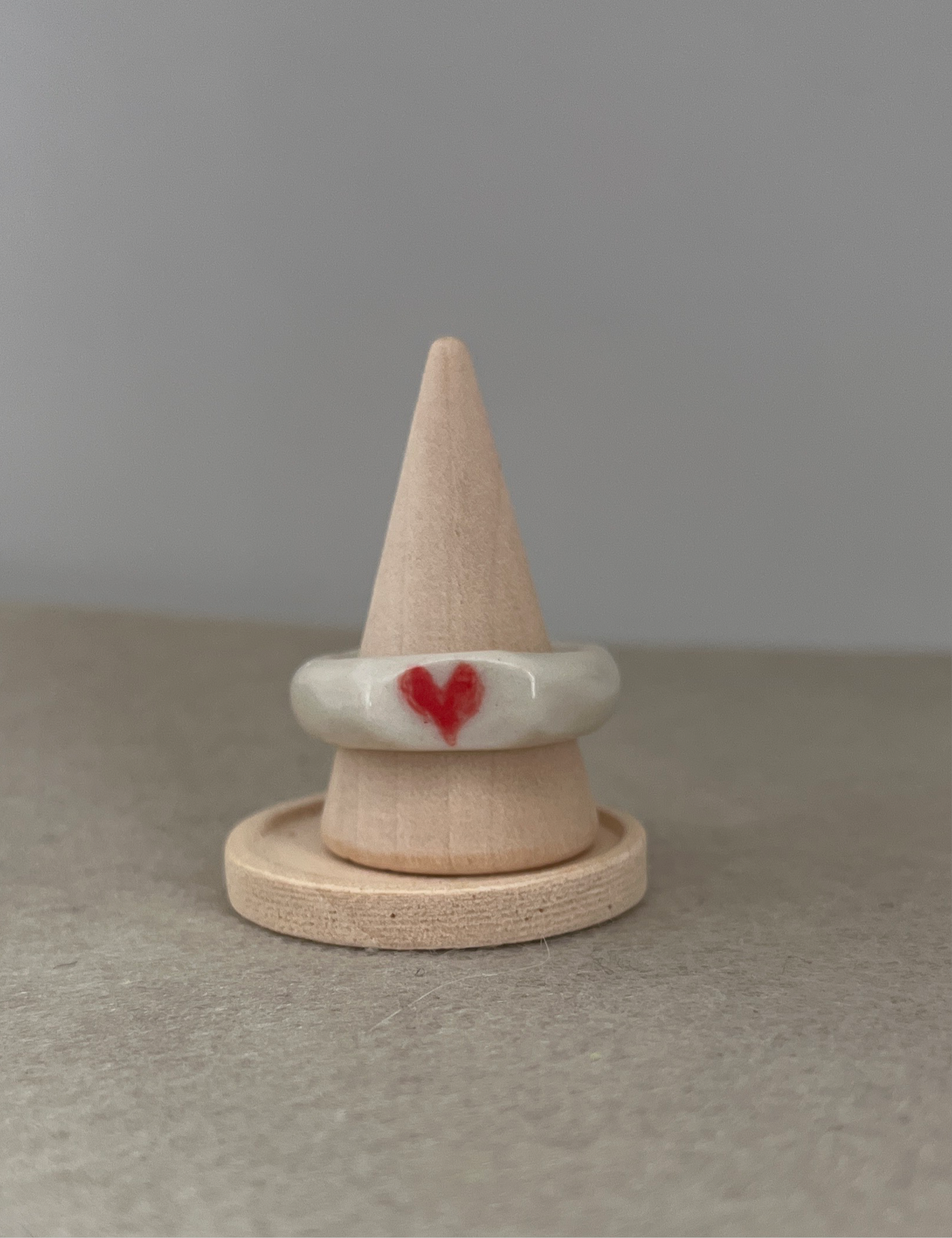 Bague en céramique avec coeur rouge