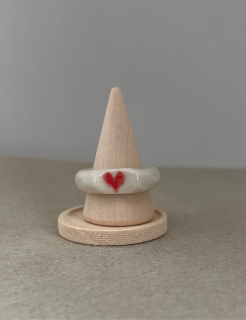 Bague en céramique avec coeur rouge (vendu, commande spéciale possible)
