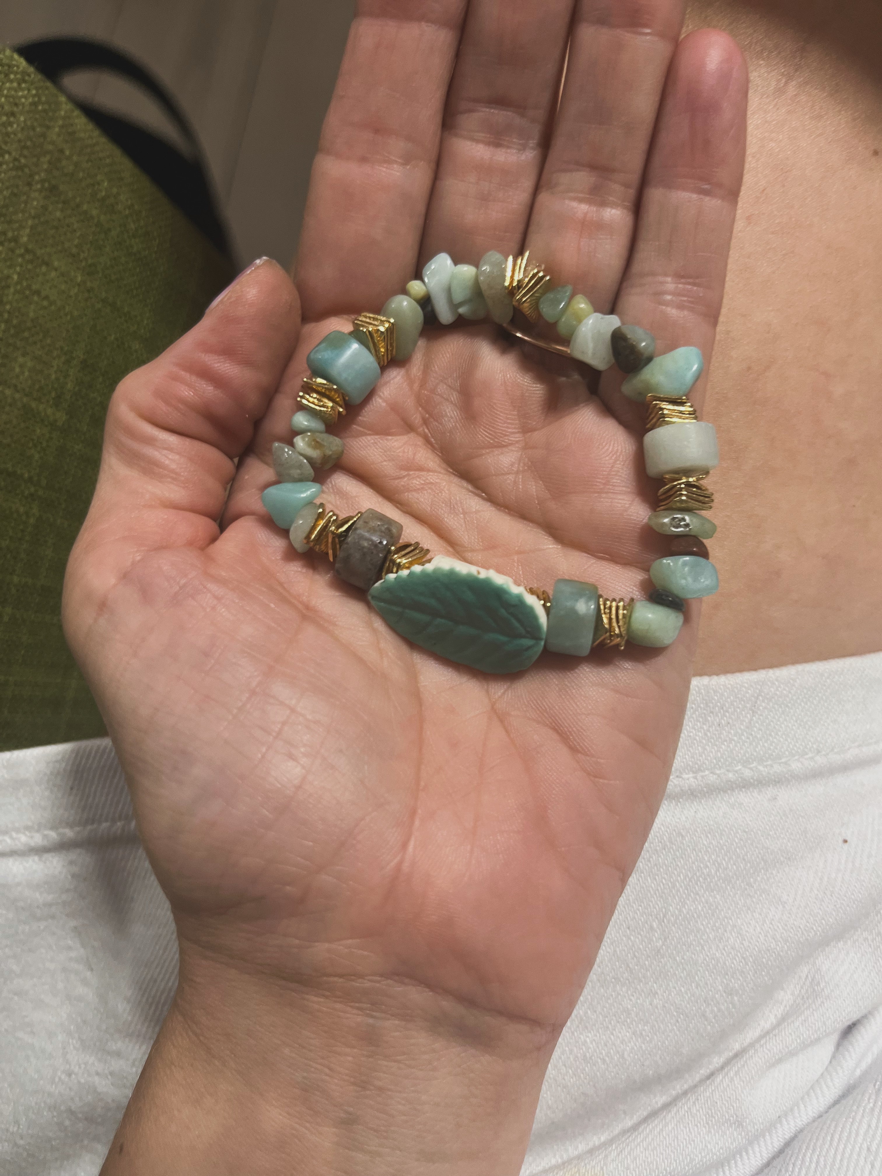Bracelet avec amazonite et petite feuille verte en porcelaine.