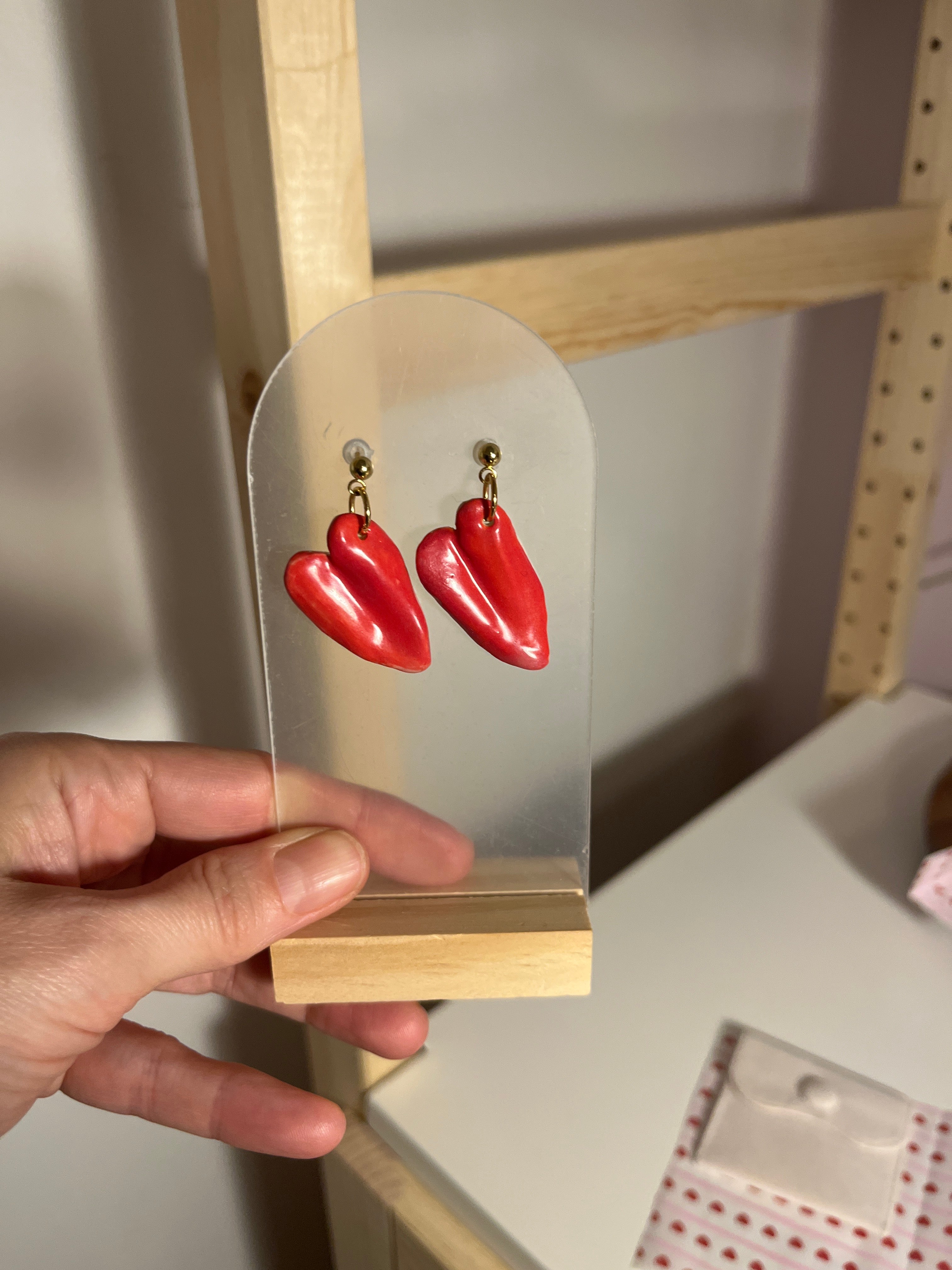 Cœur drapé rouge vif en porcelaine