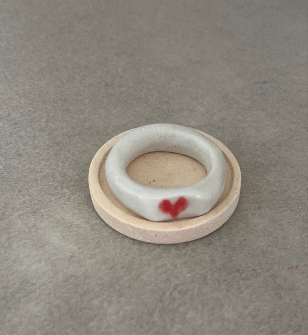 Bague en céramique avec coeur rouge