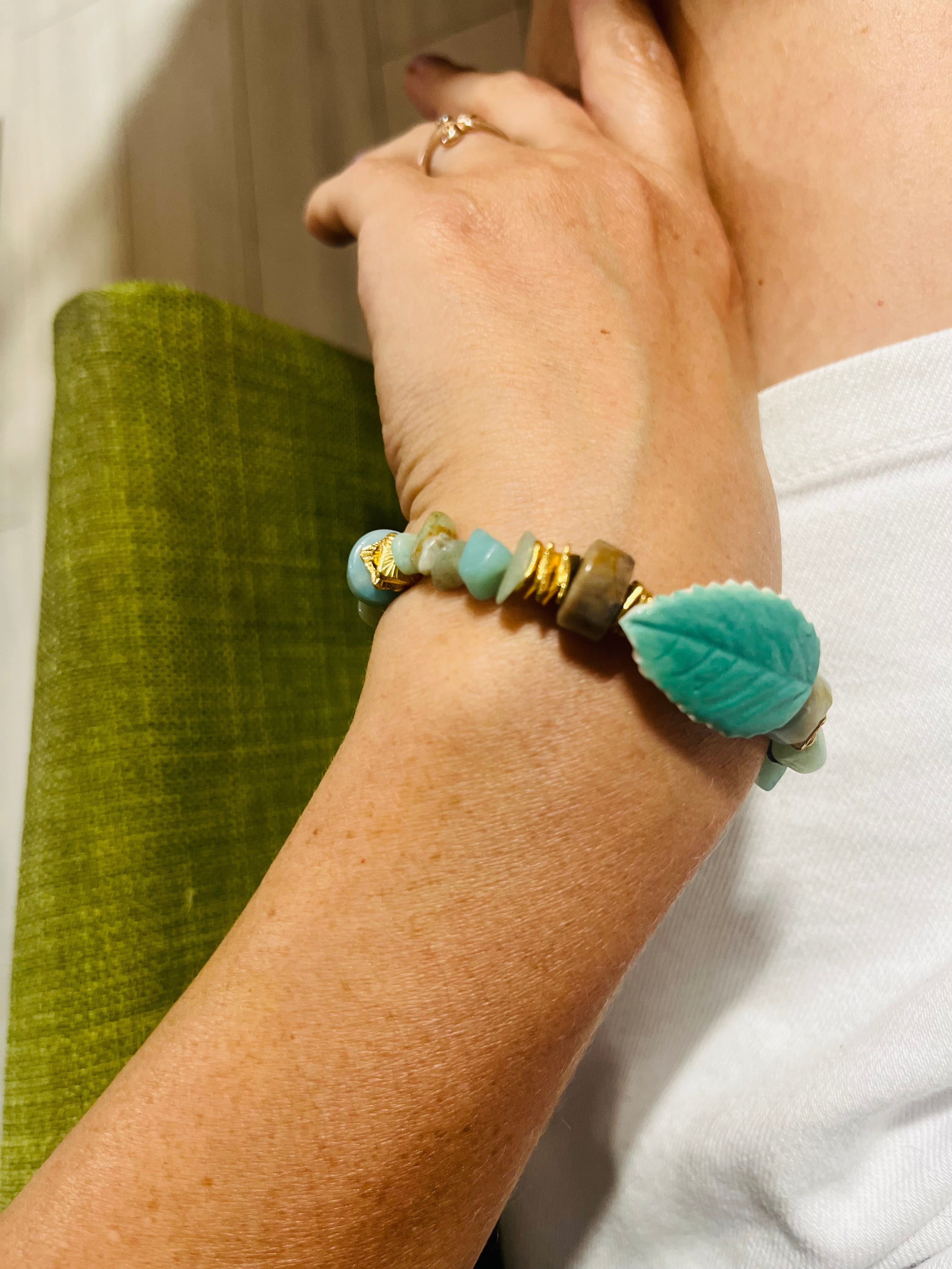 Bracelet avec amazonite et petite feuille verte en porcelaine.