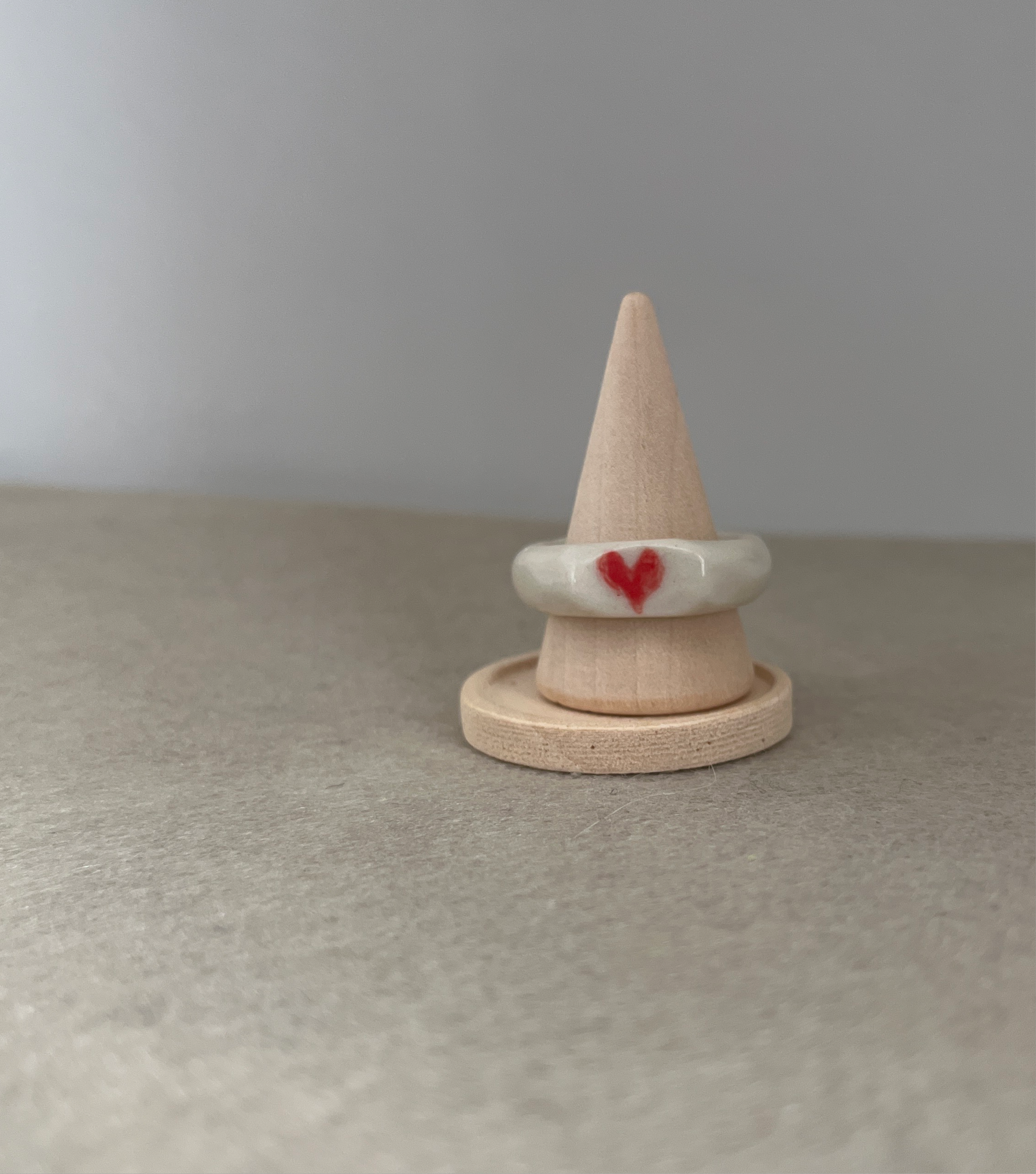 Bague en céramique avec coeur rouge