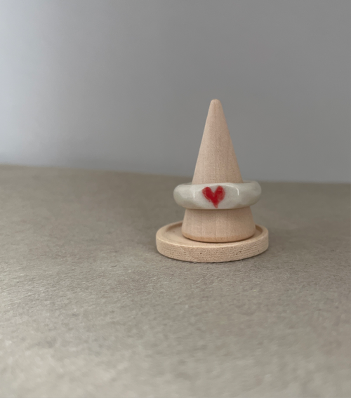 Bague en céramique avec coeur rouge
