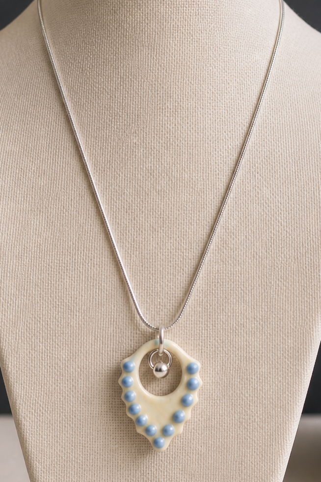 Pendentif en forme de feuille orientale avec chaine en argent
