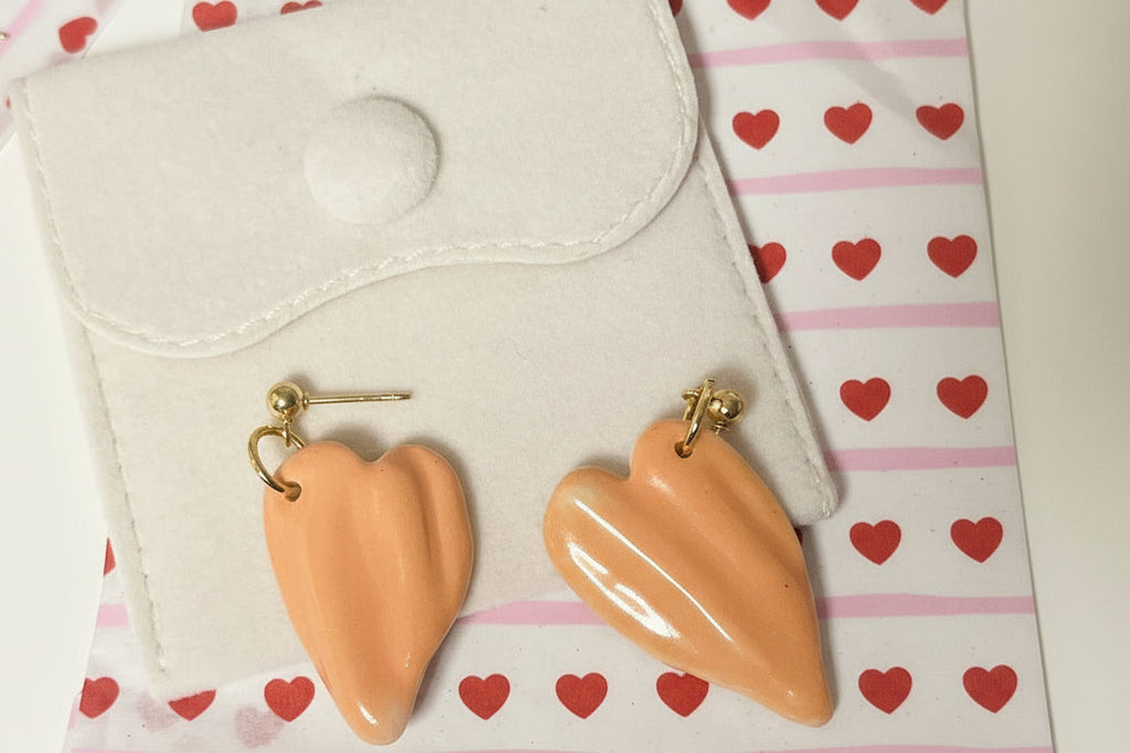 Coeur drapé pêche en porcelaine