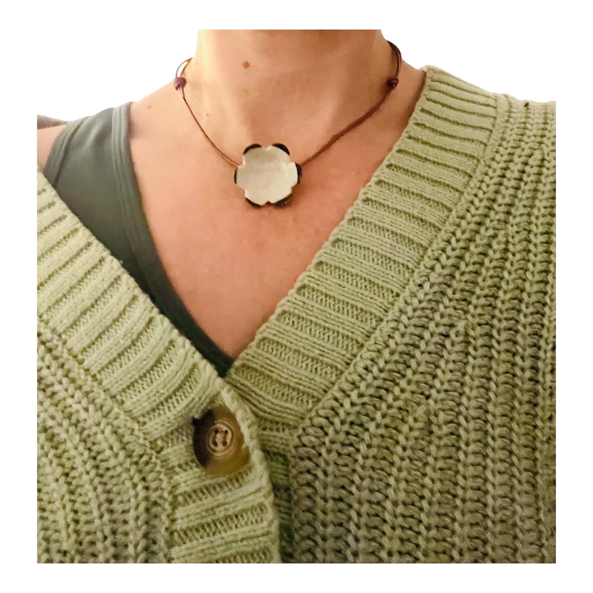 Collier avec ficelle de cuir rose - Fleur en porcelaine