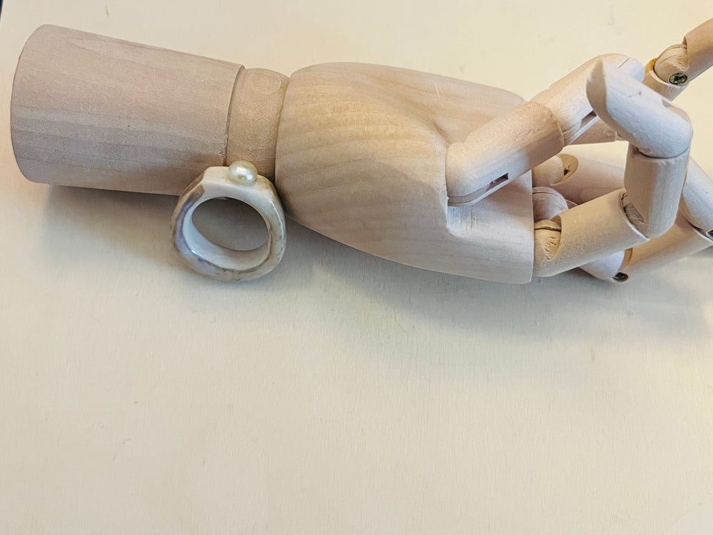 Bague en porcelaine rose pastel avec perle en verre blanche.