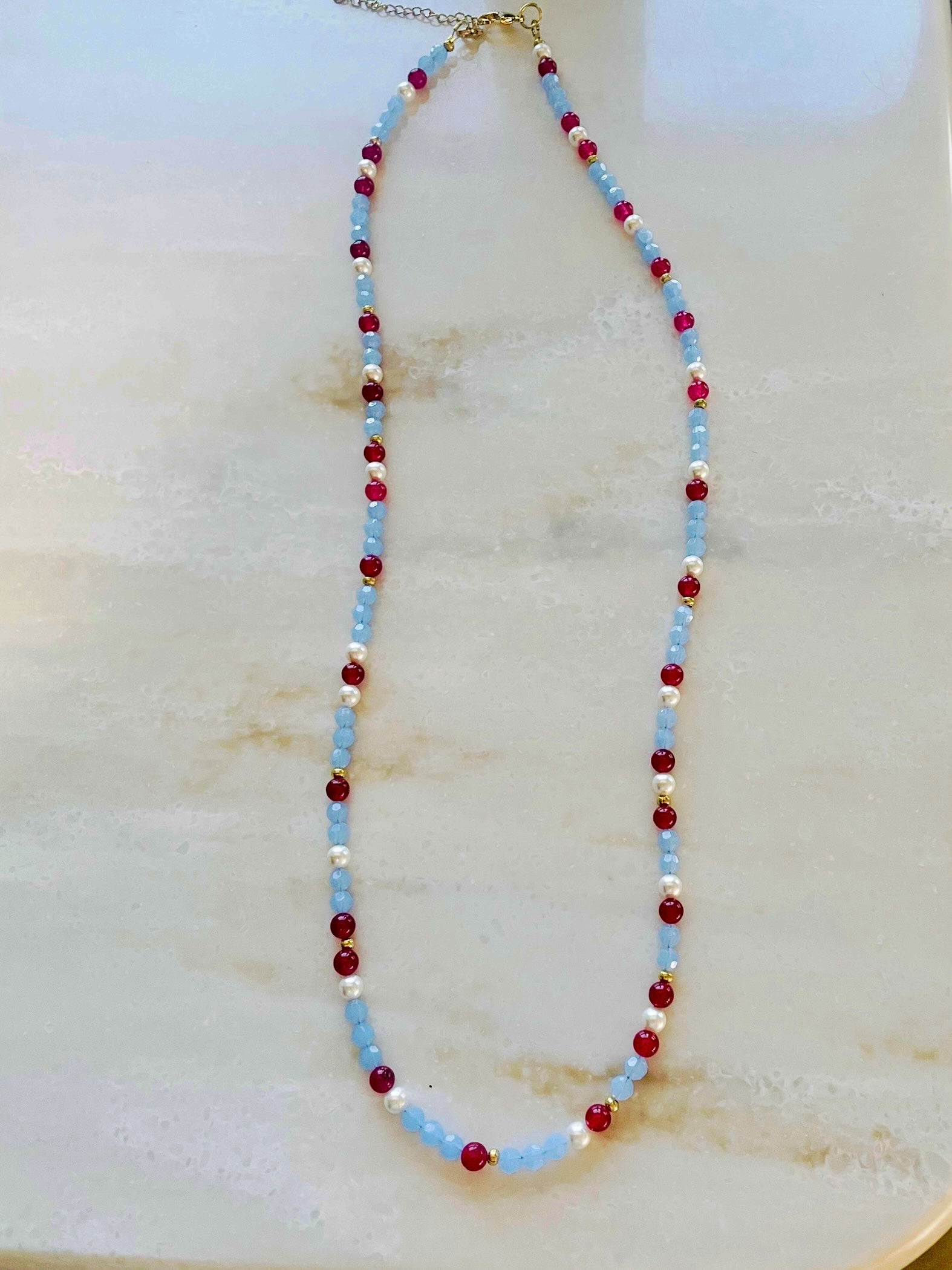 Collier grenat, perle d’eau douce et perle de verre bleu