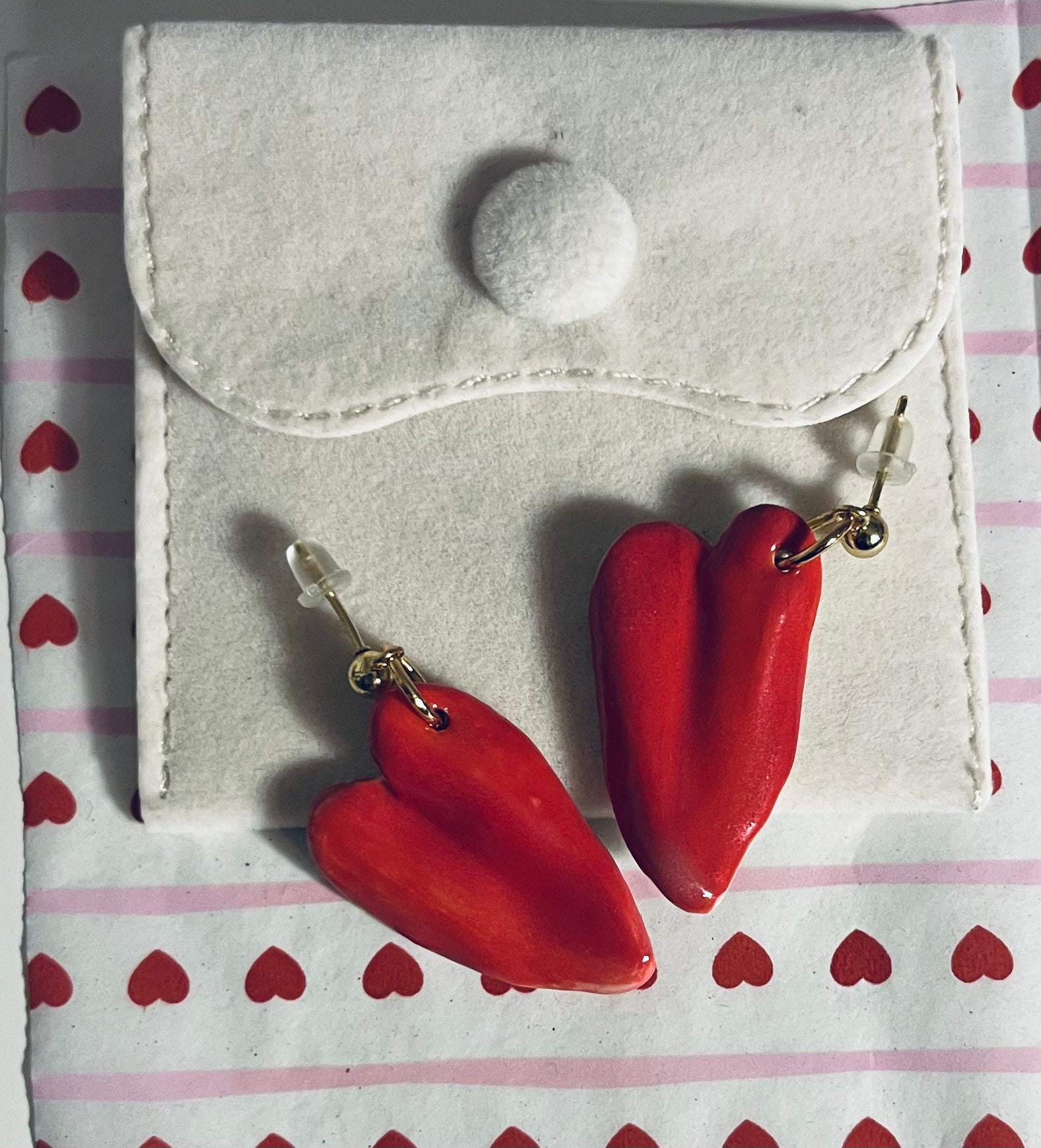 Cœur drapé rouge vif en porcelaine