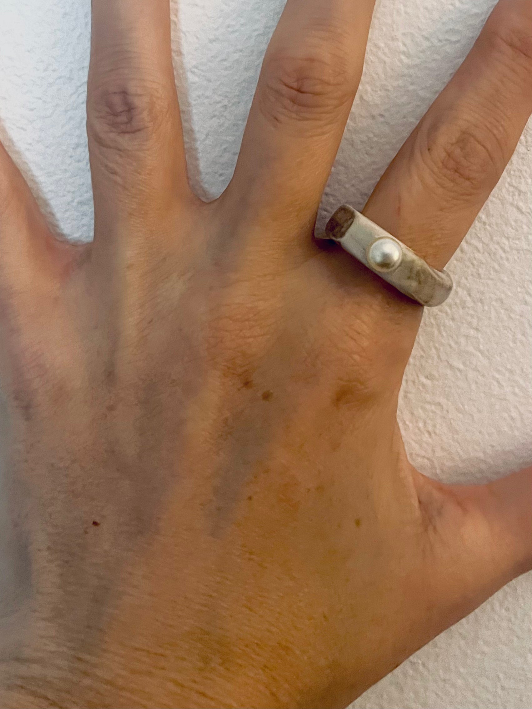 Bague en porcelaine rose pastel avec perle en verre blanche.