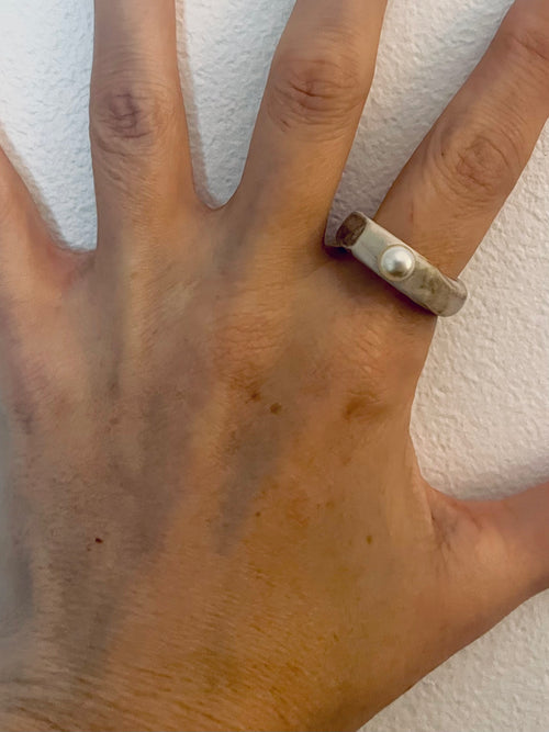 Bague en porcelaine rose pastel avec perle en verre blanche.