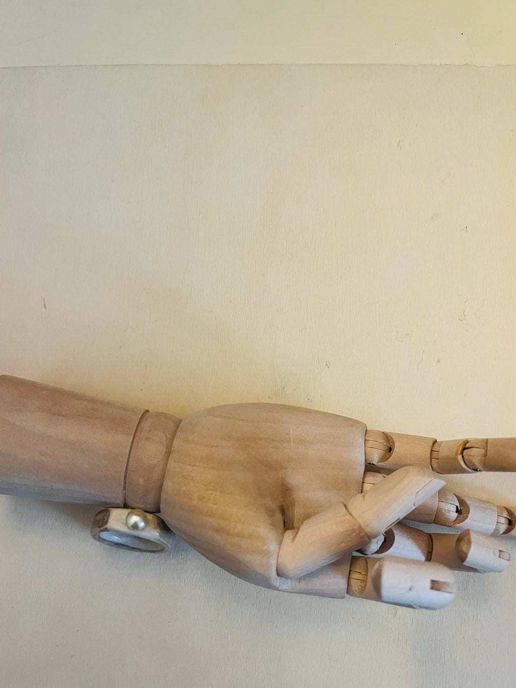 Bague en porcelaine rose pastel avec perle en verre blanche.