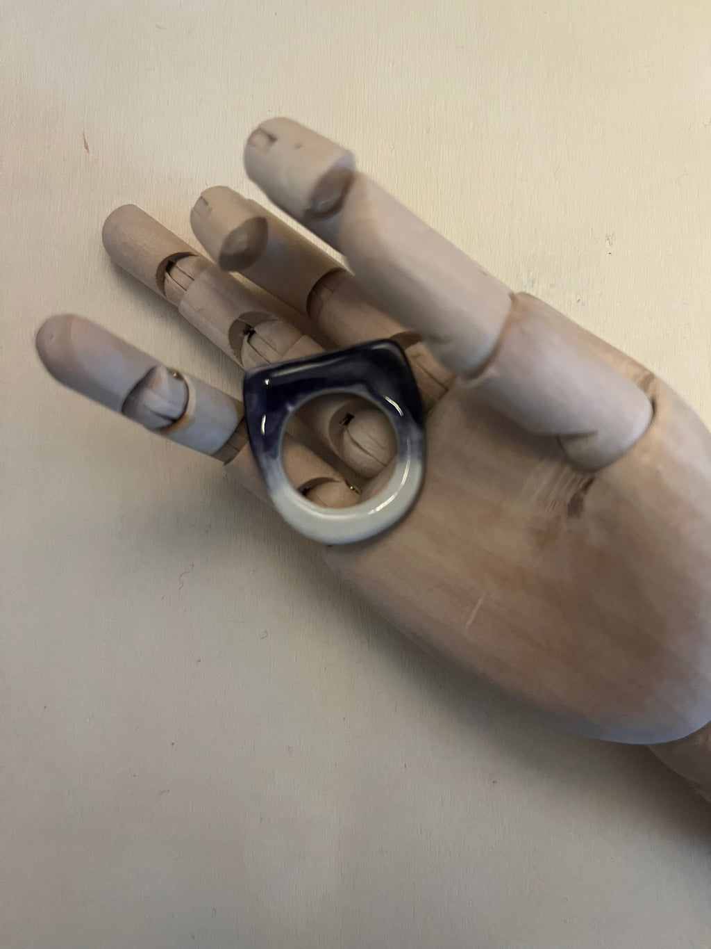 Bague en porcelaine mauve, grandeur 7