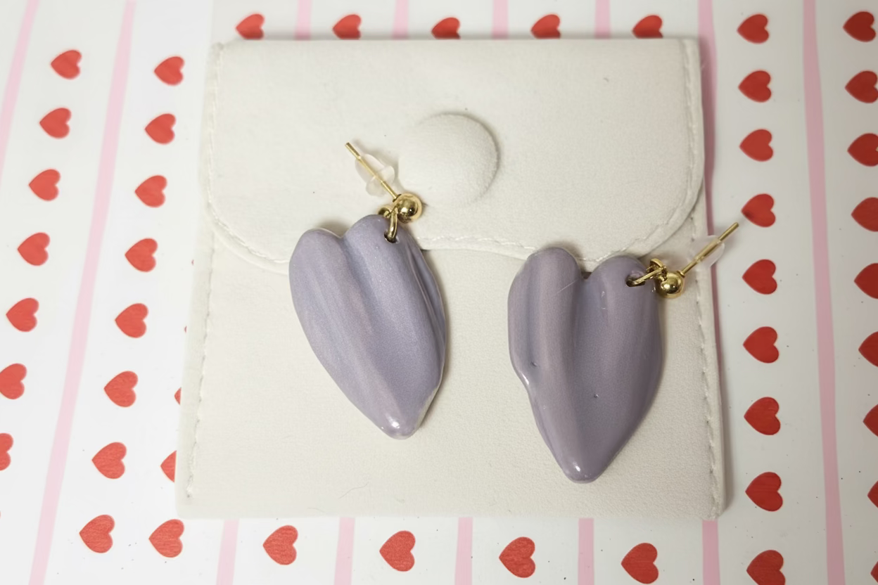 Cœur drapé mauve en porcelaine