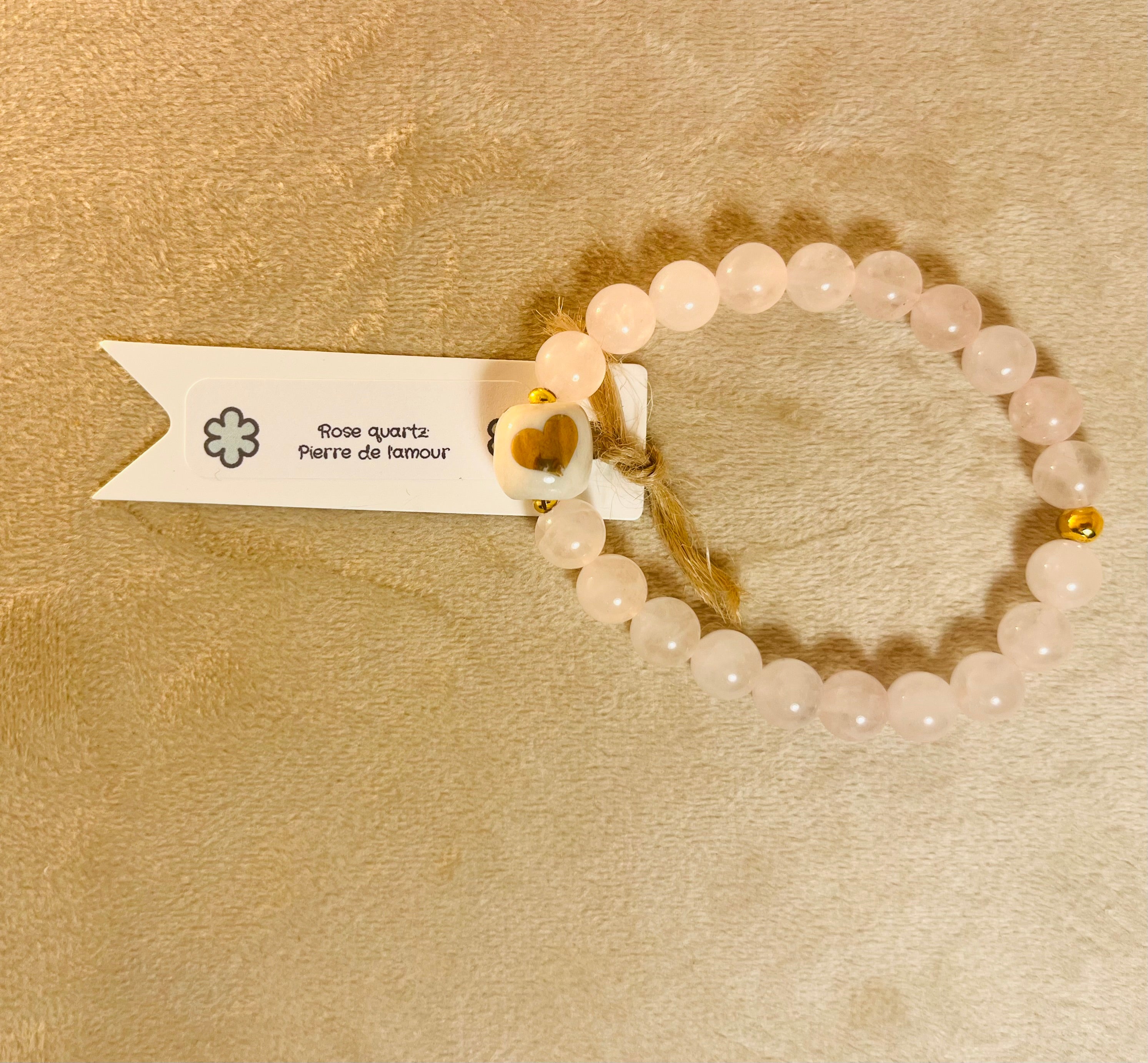 Bracelet rose quartz: pierre de l’amour avec perle de porcelaine avec cœur en or.