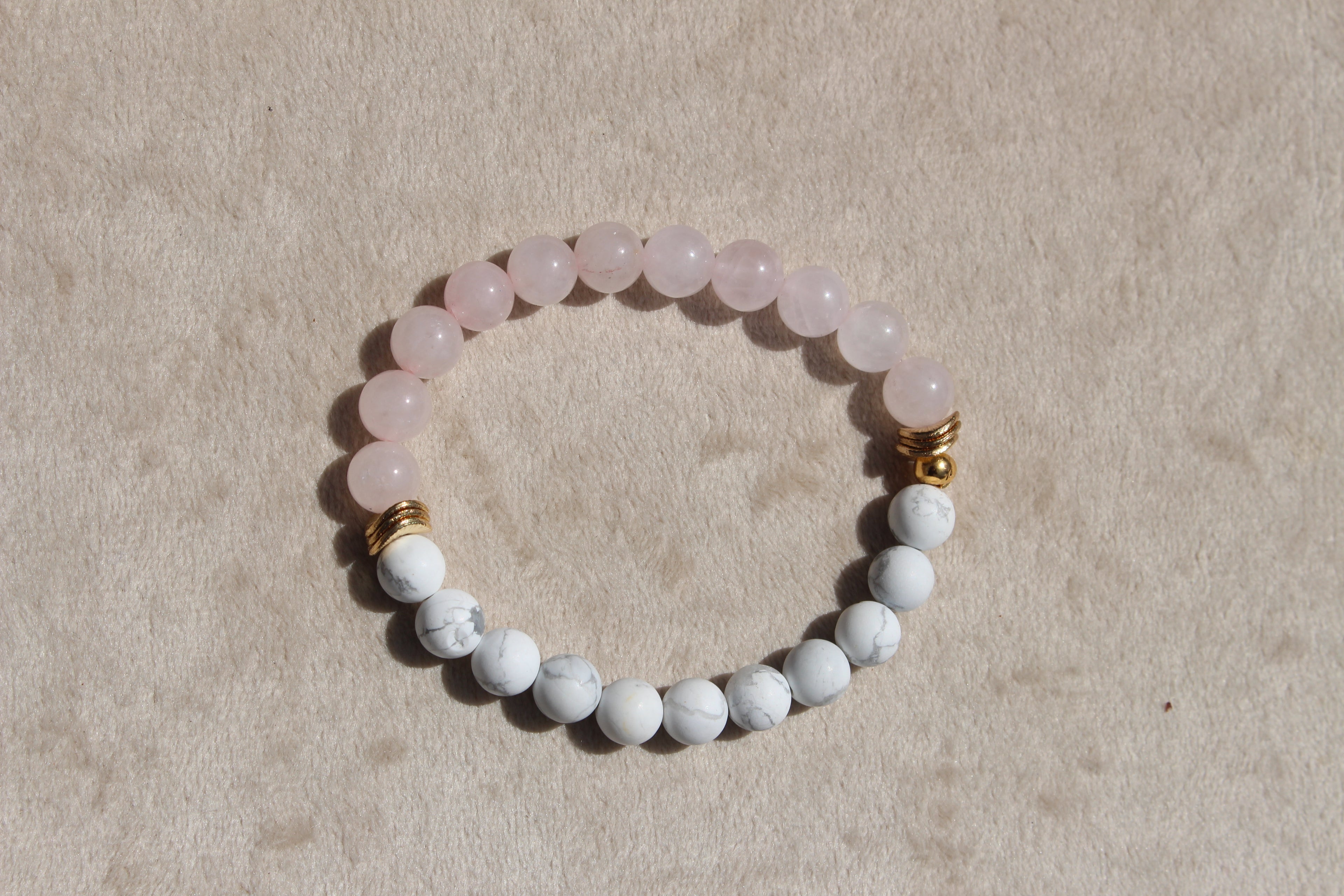 Bracelet rose et blanc : éclat d'amour