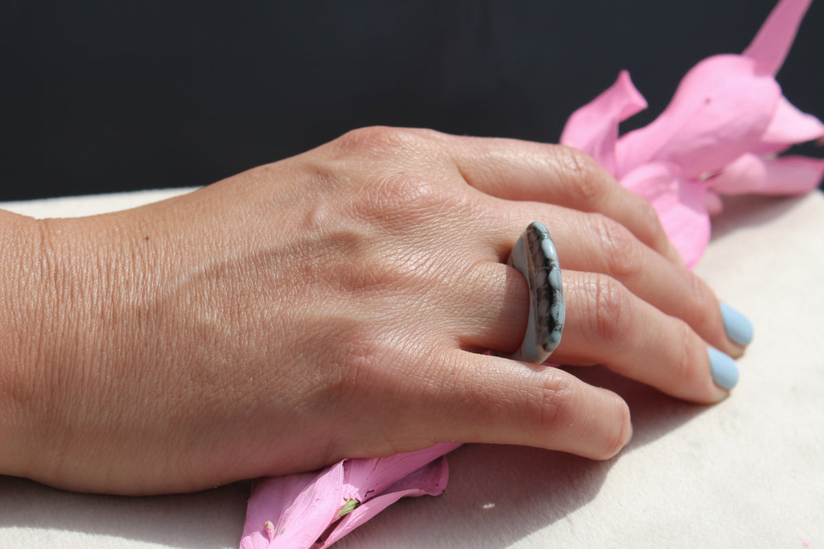 Bague à superposer bleu pâle à accents foncés.