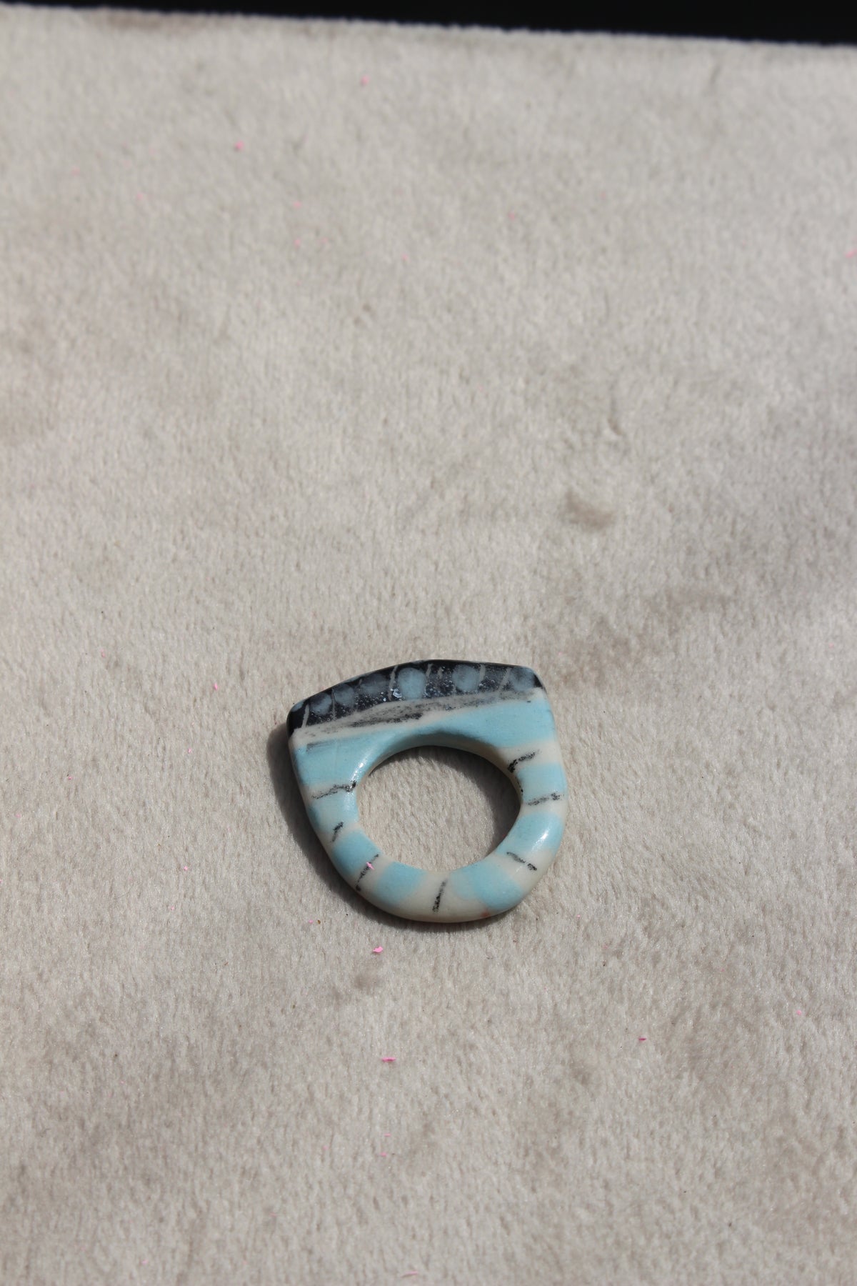 Bague à superposer bleu pâle à accents foncés.