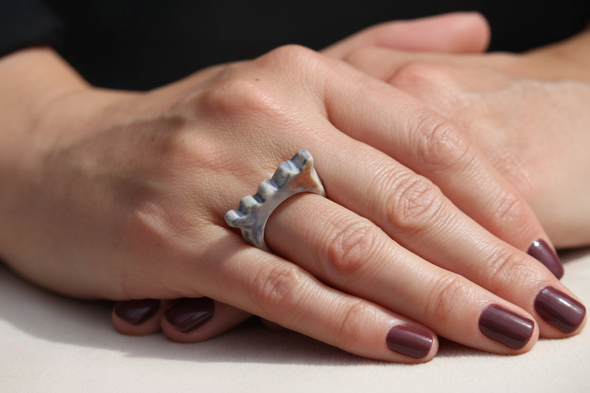 Bague à superposer, dentelle mauve aux touches orangées.