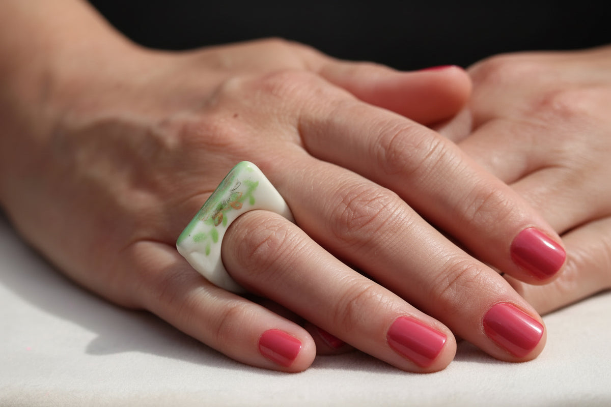 Bague empilable peinte à la main, motif feuille verte et touches dorées.
