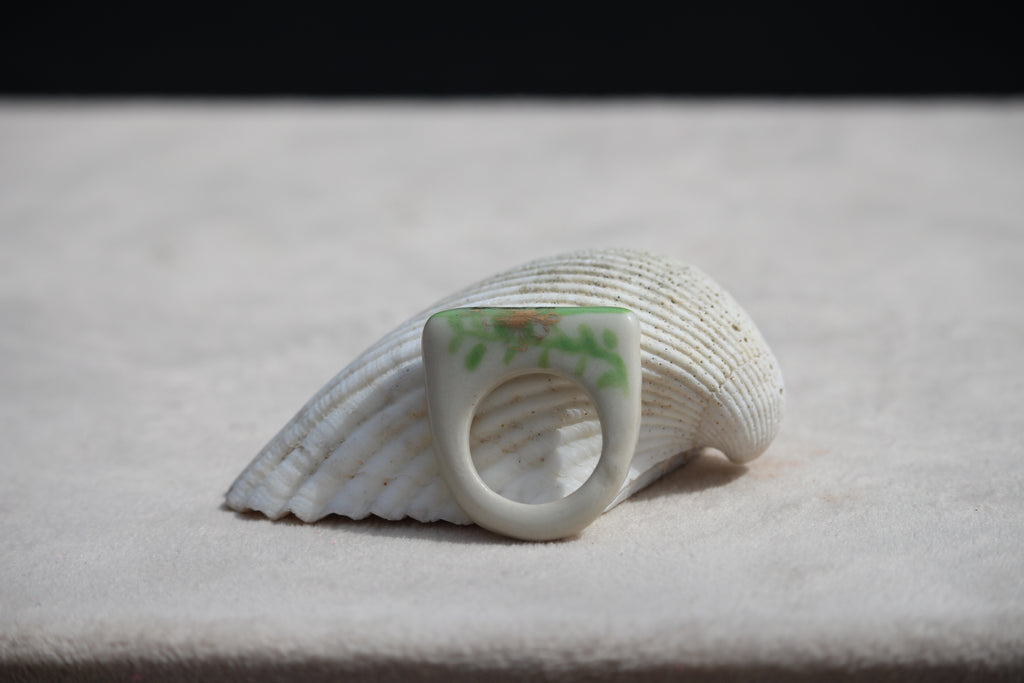 Bague empilable peinte à la main, motif feuille verte et touches dorées.