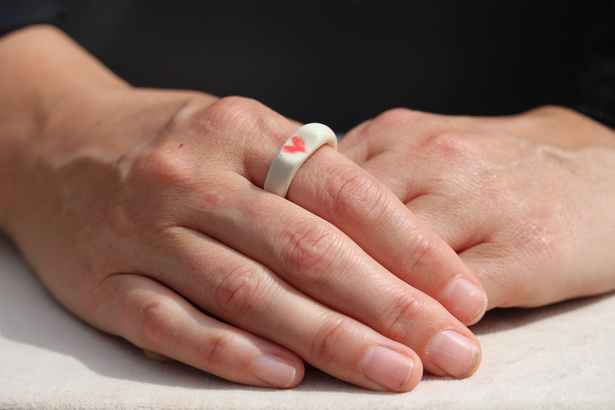 Bague en céramique avec coeur rouge (vendu, commande spéciale possible)