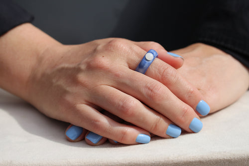 Anneaux bleu et perle en verre blanche