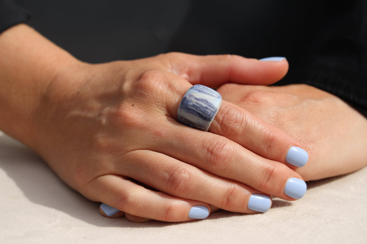 Bague bleu iridescent à rayures bleu foncé.