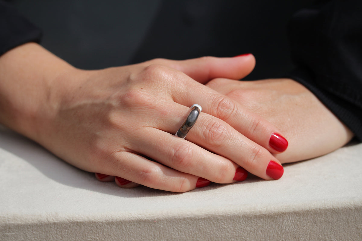 Bague fine aux nuances grises