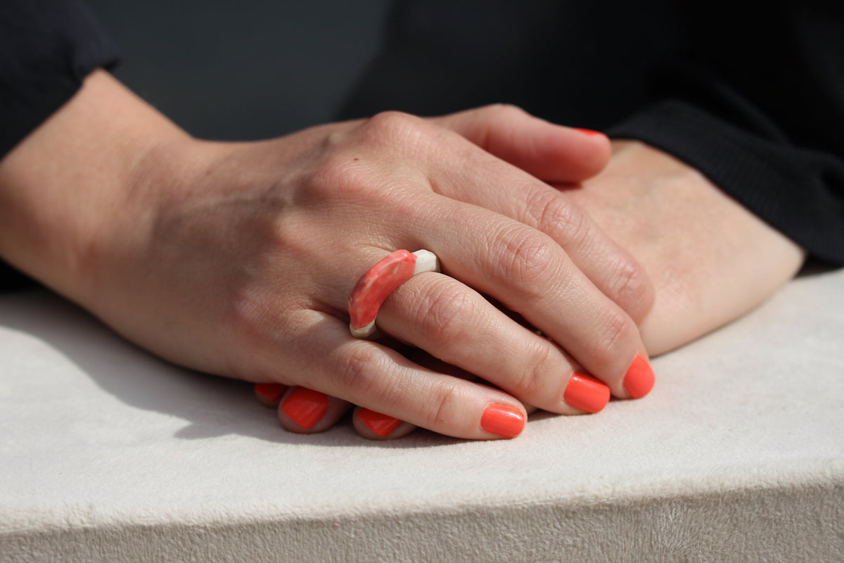 Bague aux formes organiques couleur corail